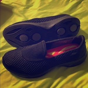 Sketchers black shoes